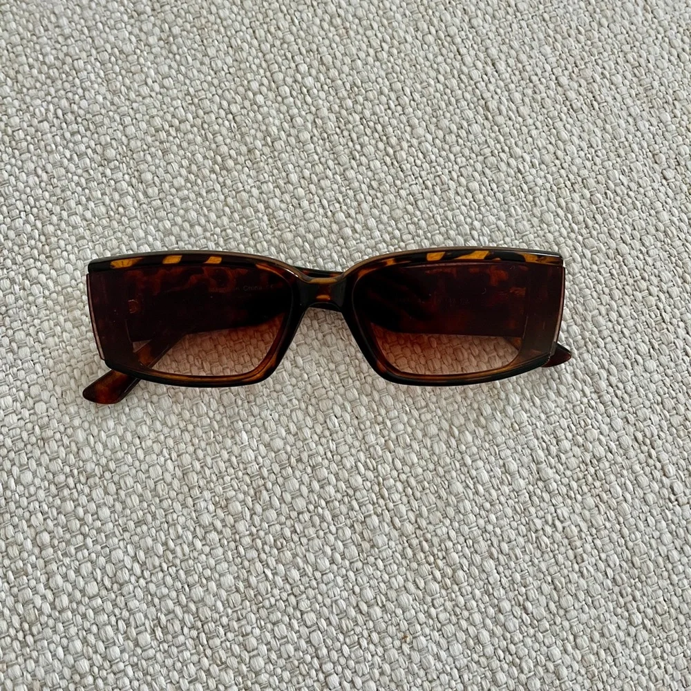 Tortoise Shell Rectangular Sunglasses - Picture 2 of 4